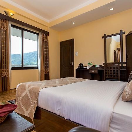 Hotel Peninsula Pokhara Exteriör bild