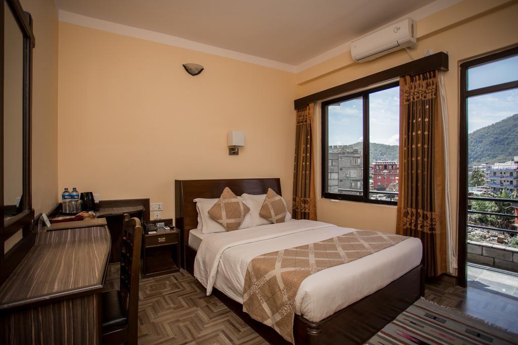 Hotel Peninsula Pokhara Exteriör bild