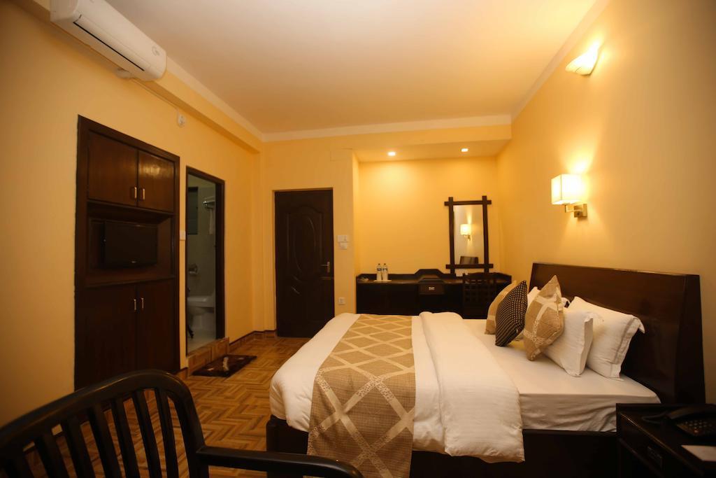 Hotel Peninsula Pokhara Exteriör bild