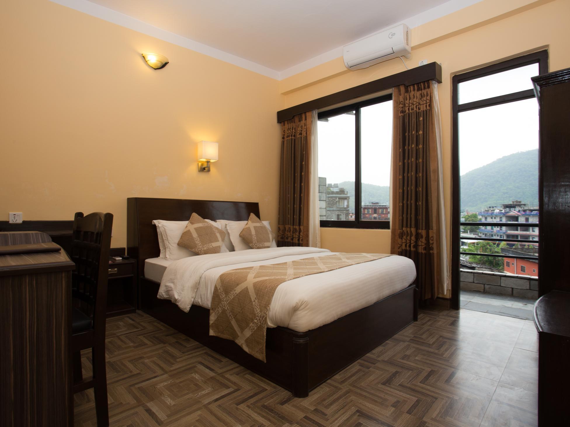 Hotel Peninsula Pokhara Exteriör bild