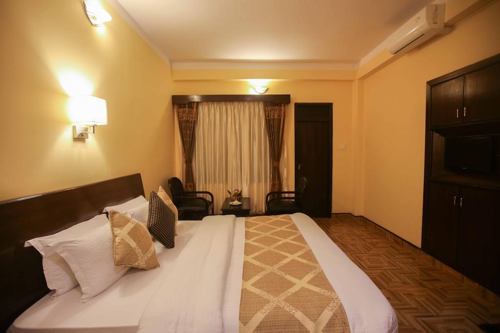 Hotel Peninsula Pokhara Exteriör bild