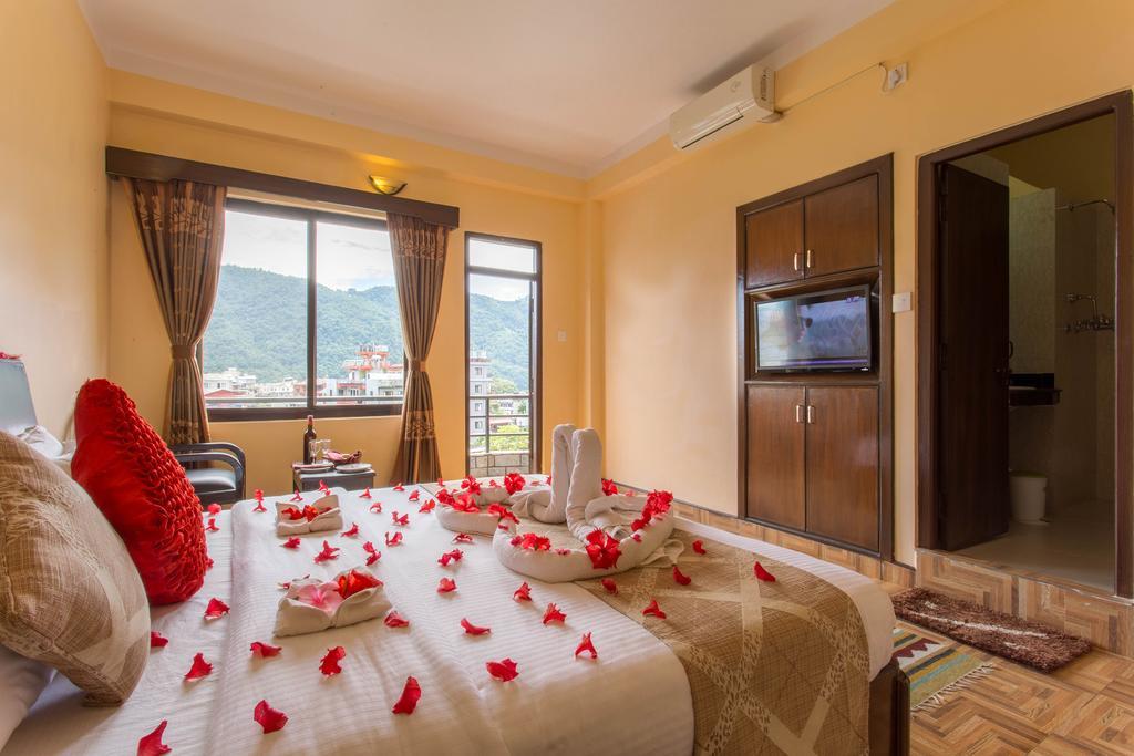 Hotel Peninsula Pokhara Exteriör bild