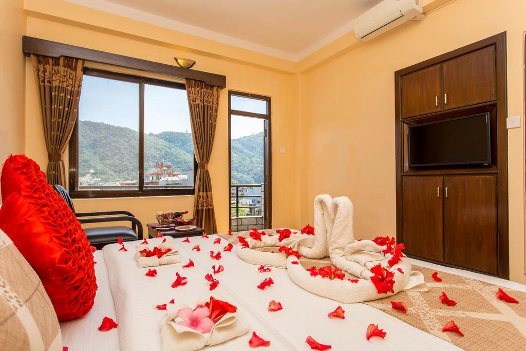 Hotel Peninsula Pokhara Exteriör bild