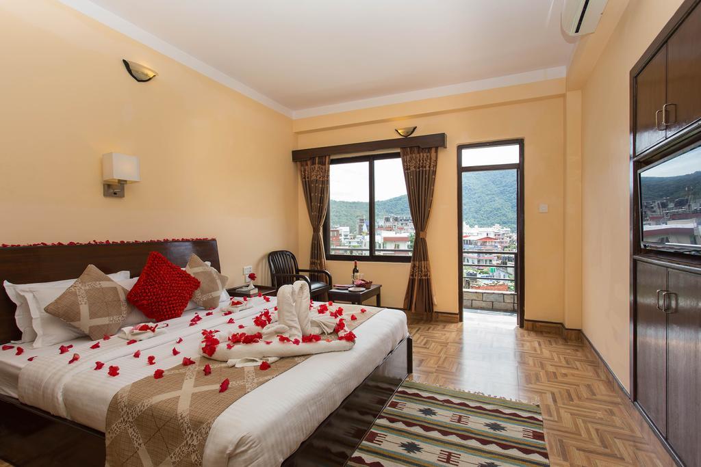 Hotel Peninsula Pokhara Exteriör bild