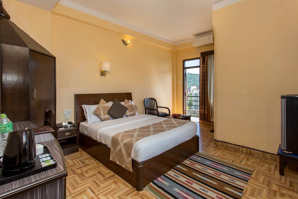 Hotel Peninsula Pokhara Exteriör bild