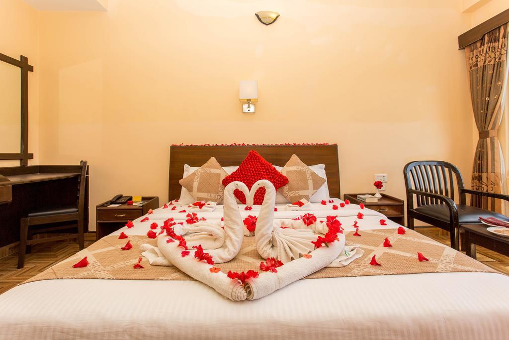 Hotel Peninsula Pokhara Exteriör bild