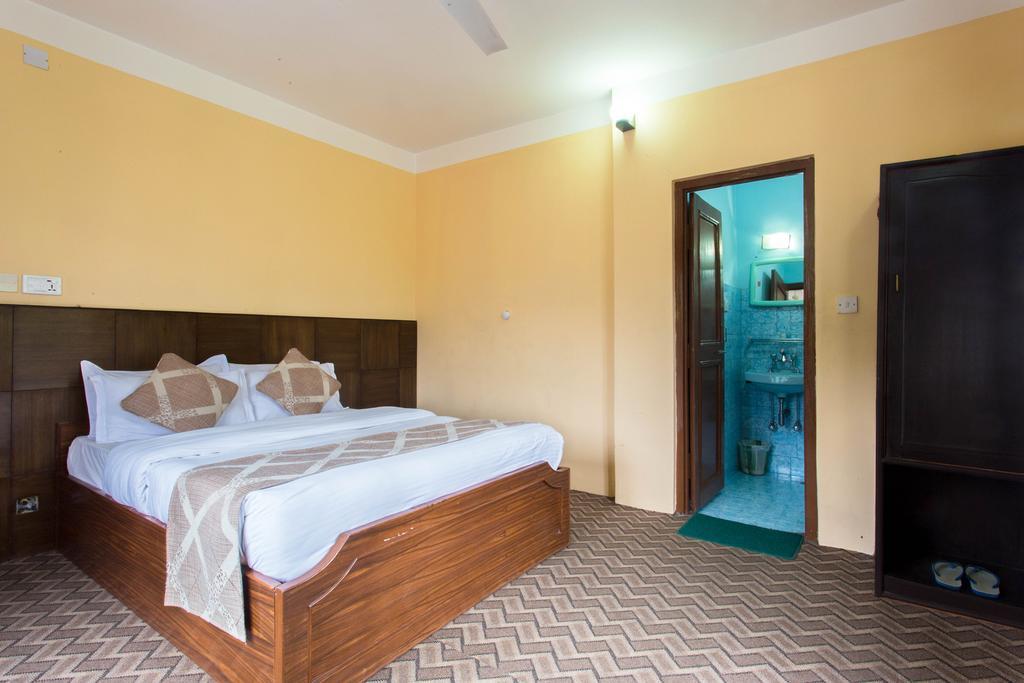 Hotel Peninsula Pokhara Exteriör bild