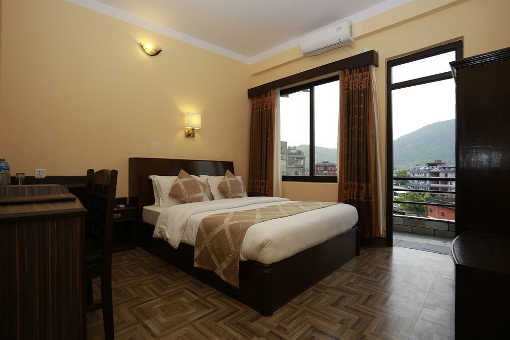Hotel Peninsula Pokhara Exteriör bild