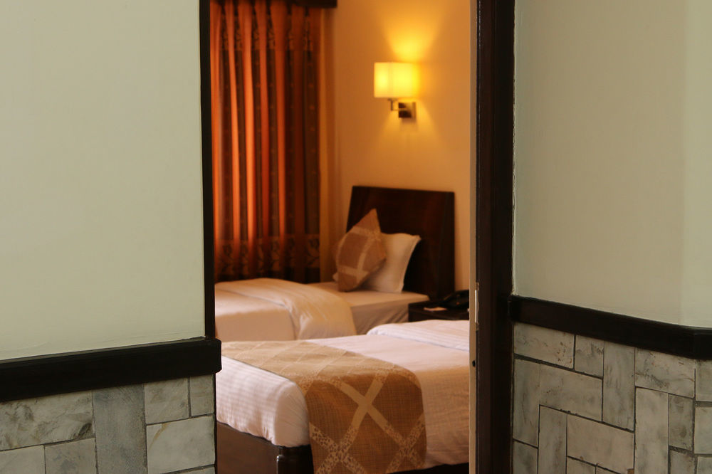 Hotel Peninsula Pokhara Exteriör bild