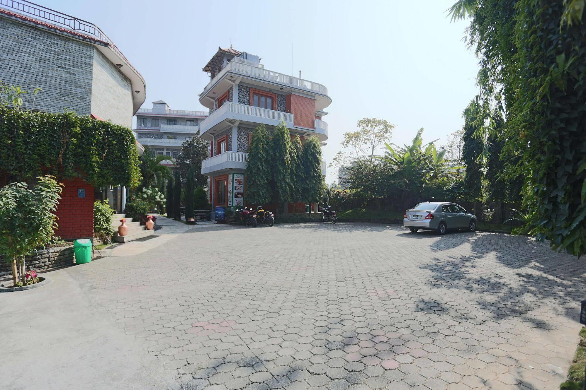 Hotel Peninsula Pokhara Exteriör bild