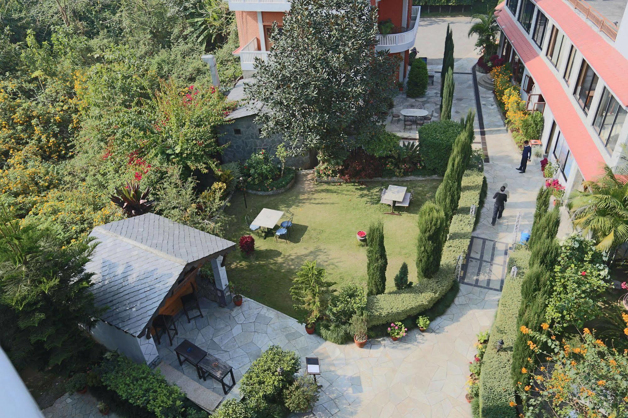 Hotel Peninsula Pokhara Exteriör bild