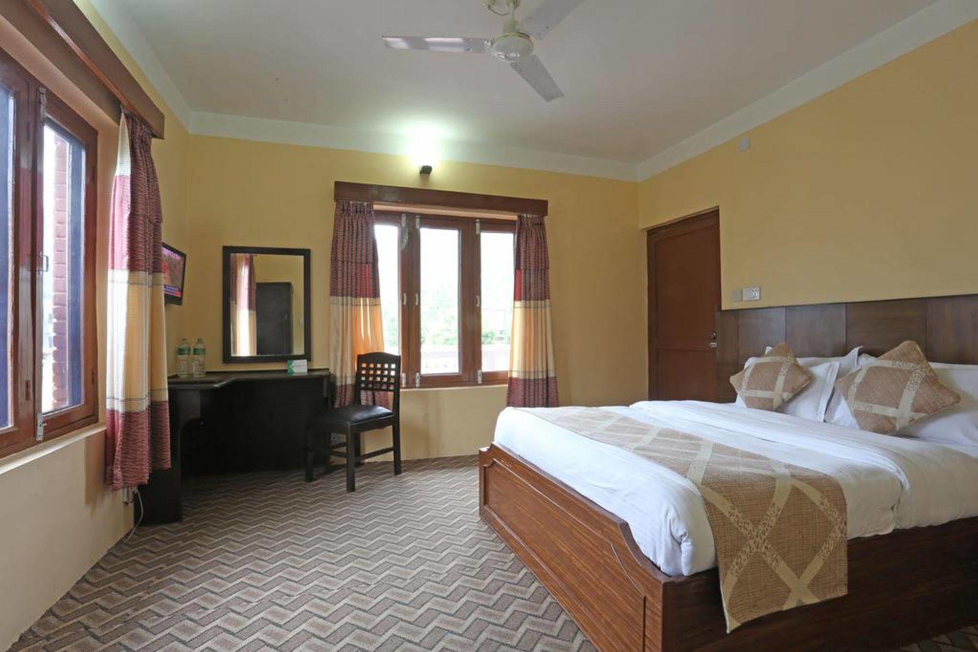 Hotel Peninsula Pokhara Exteriör bild