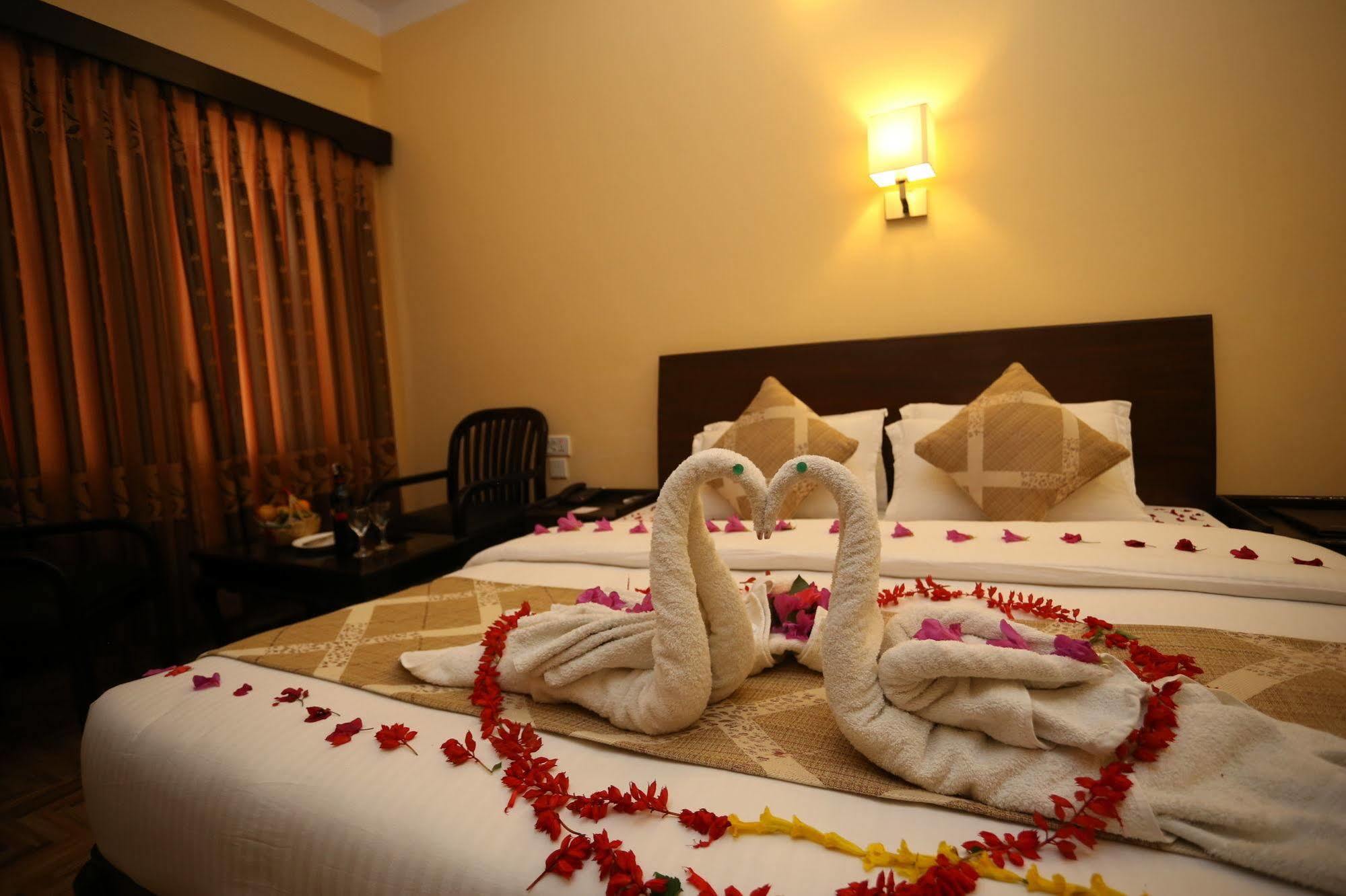 Hotel Peninsula Pokhara Exteriör bild