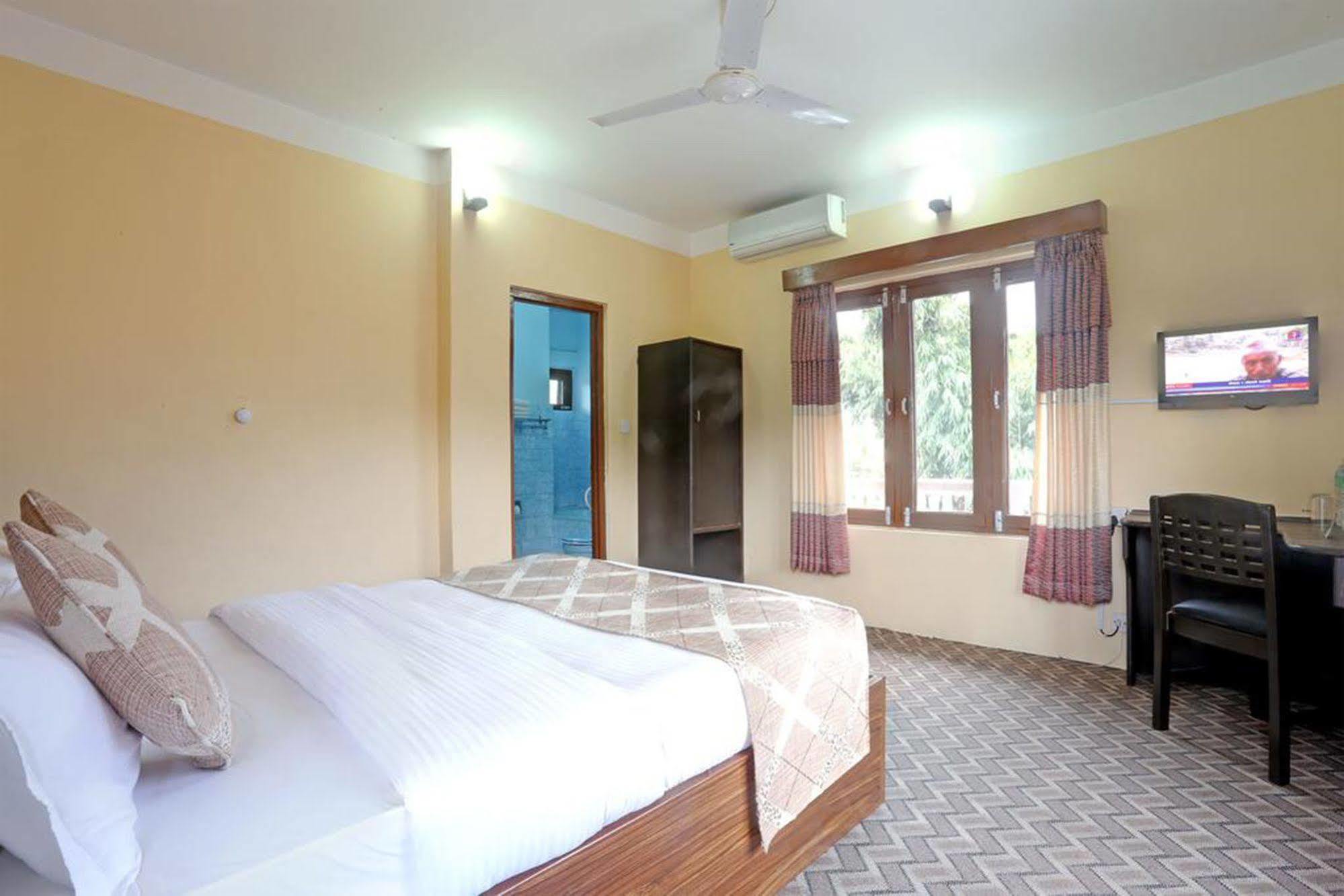 Hotel Peninsula Pokhara Exteriör bild
