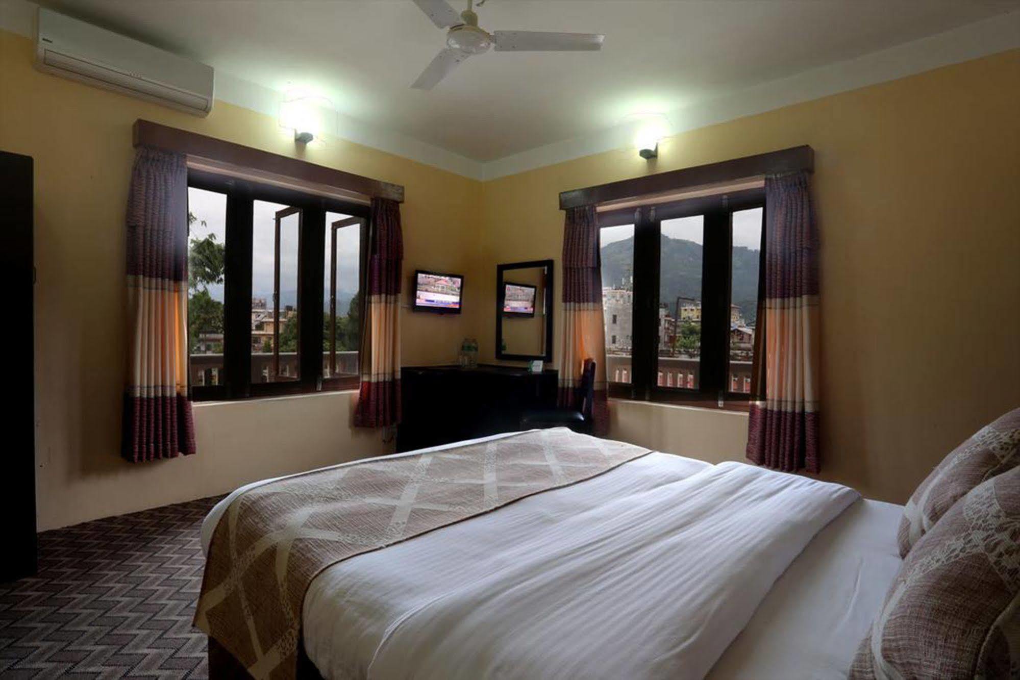 Hotel Peninsula Pokhara Exteriör bild