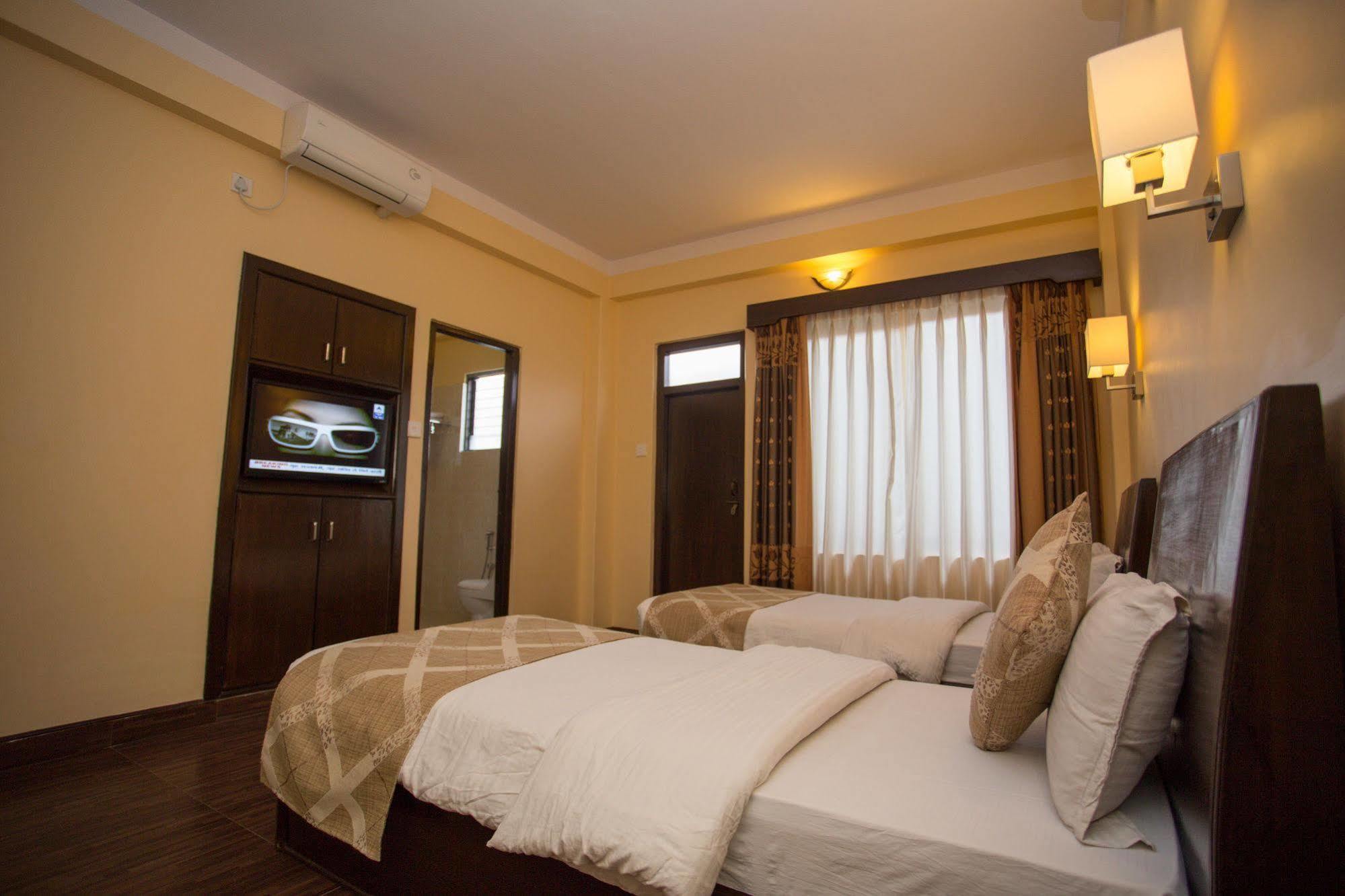 Hotel Peninsula Pokhara Exteriör bild