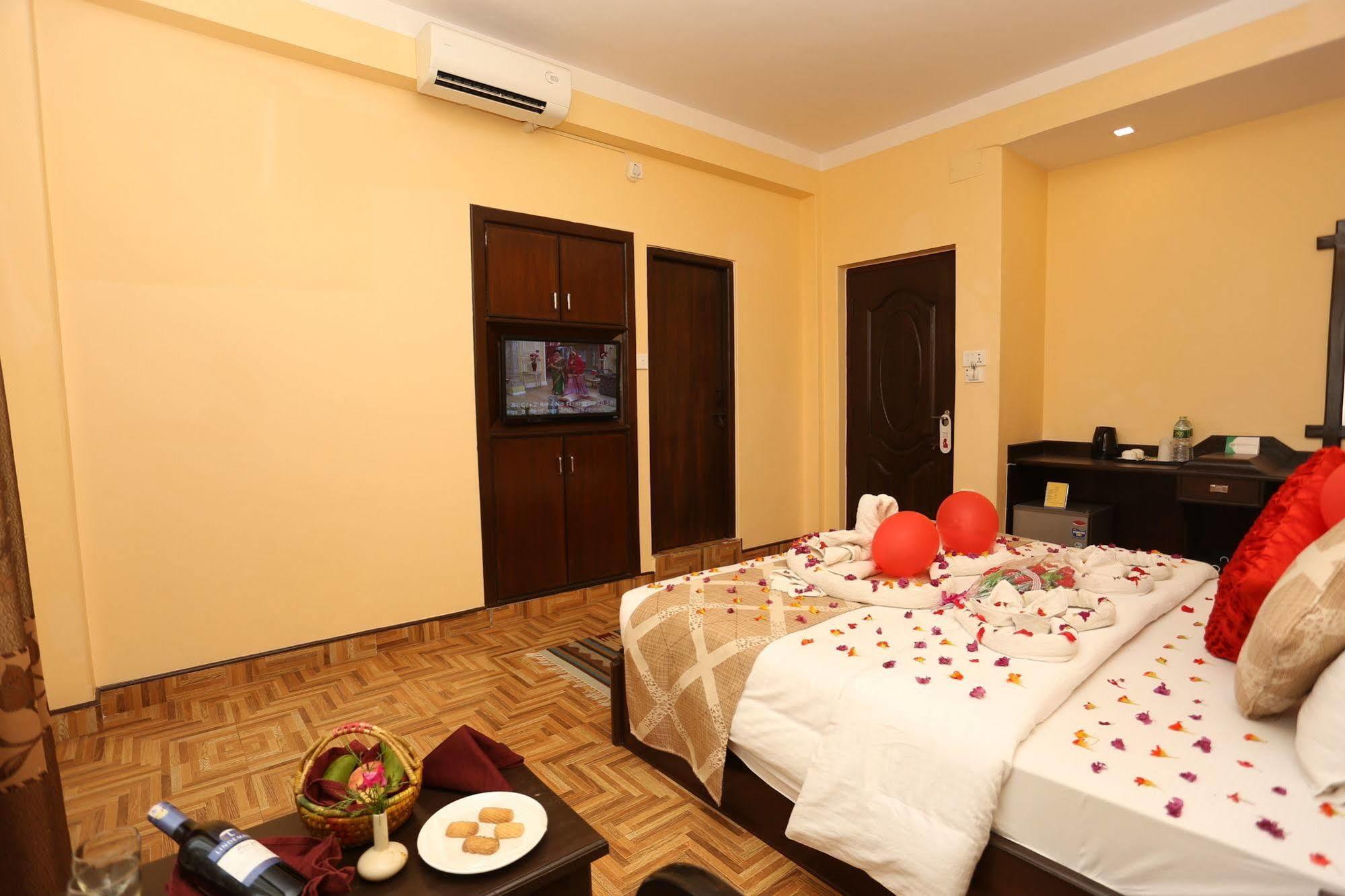 Hotel Peninsula Pokhara Exteriör bild