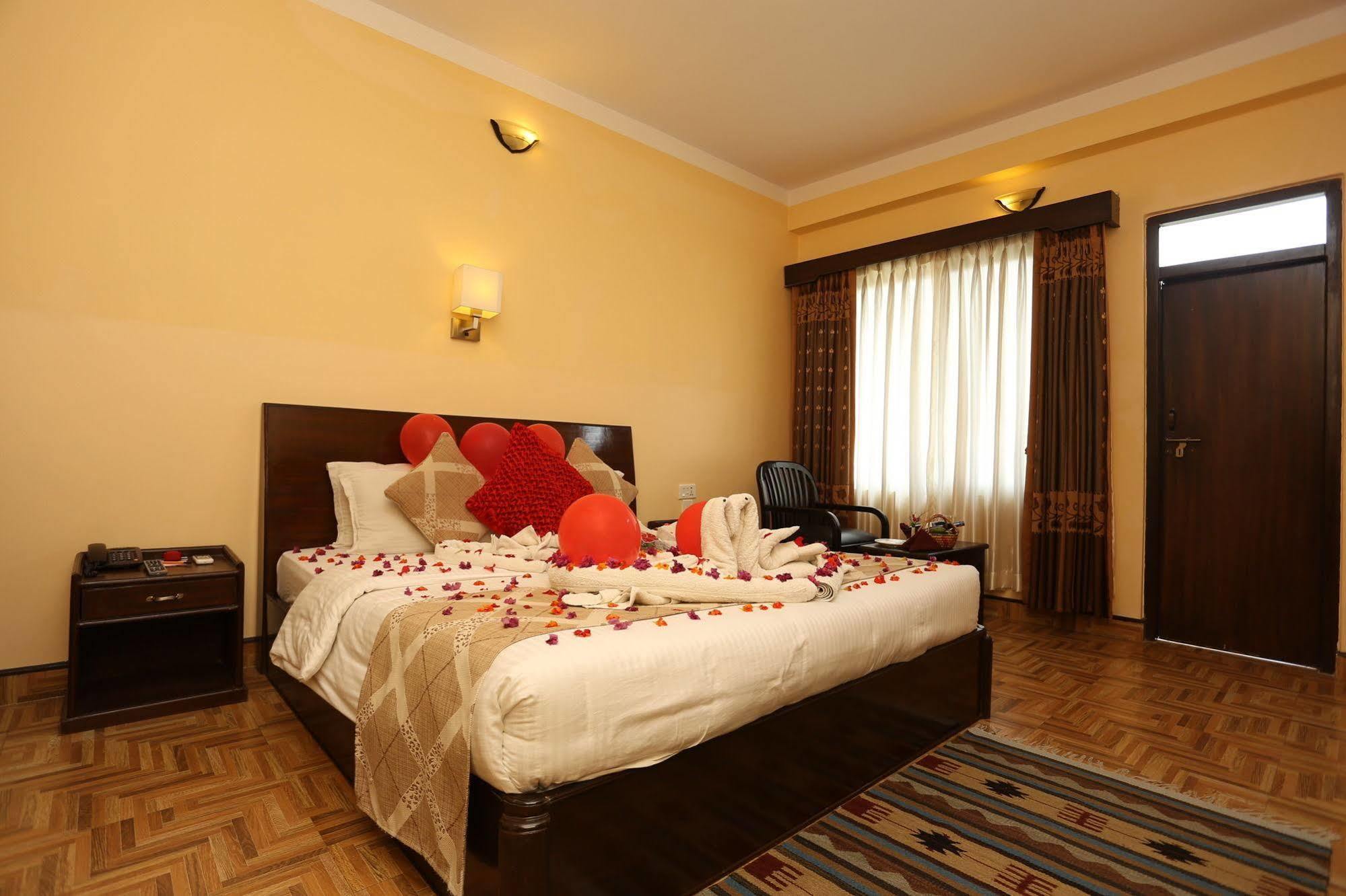 Hotel Peninsula Pokhara Exteriör bild