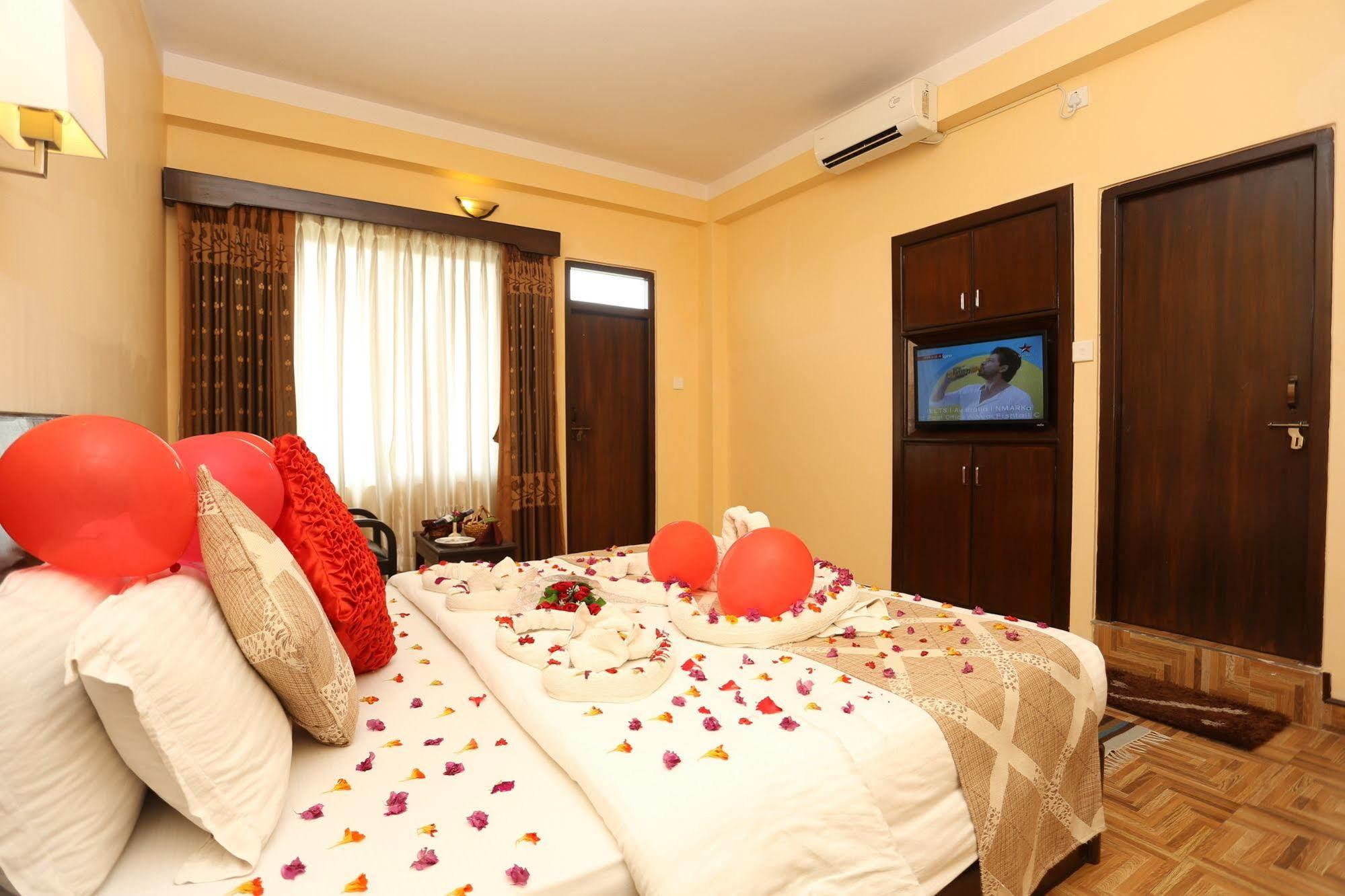 Hotel Peninsula Pokhara Exteriör bild