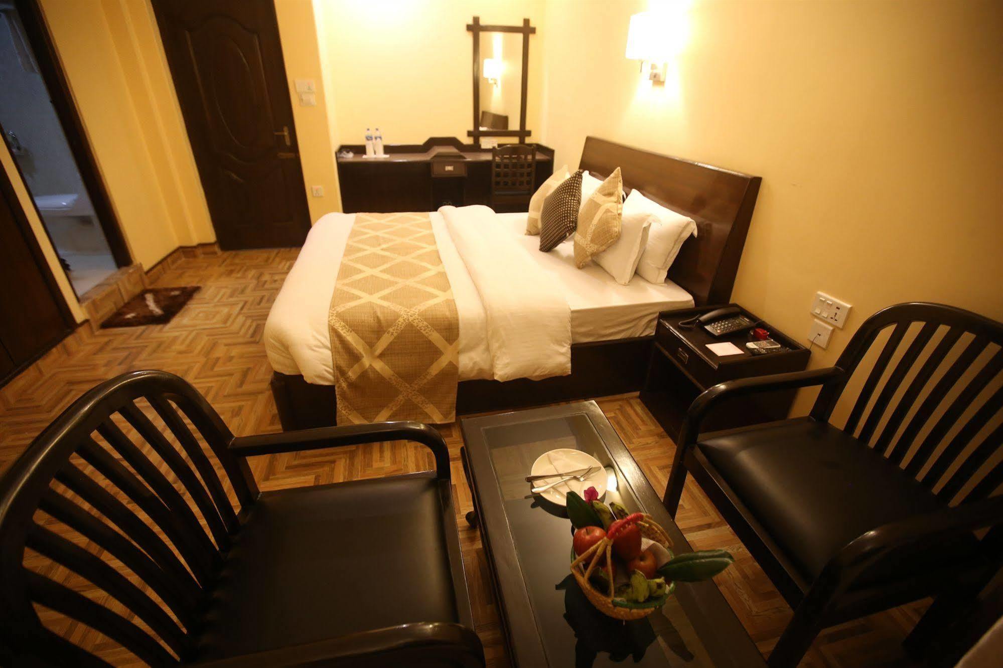 Hotel Peninsula Pokhara Exteriör bild