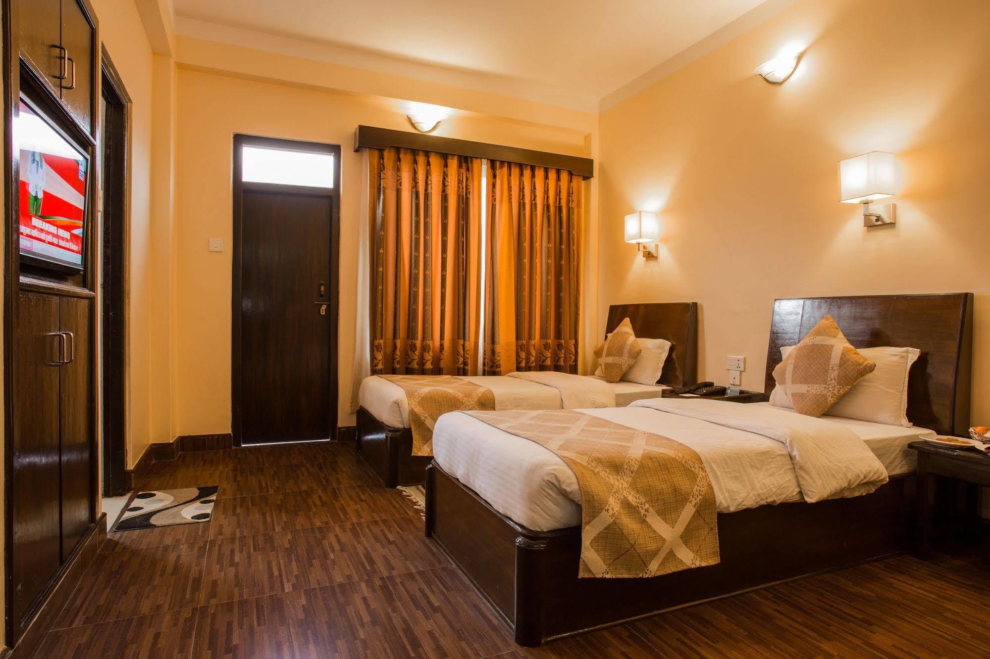 Hotel Peninsula Pokhara Exteriör bild