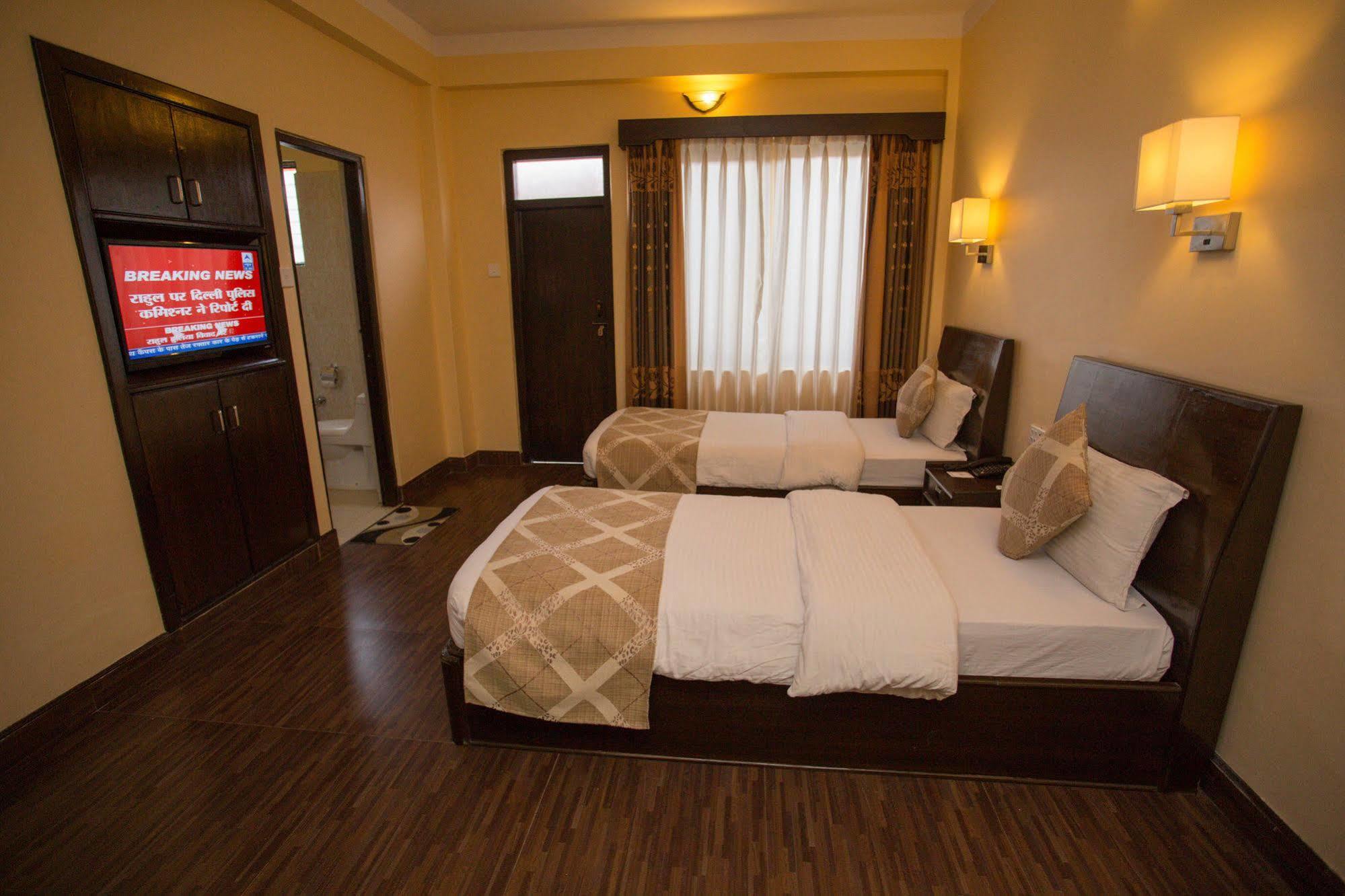 Hotel Peninsula Pokhara Exteriör bild