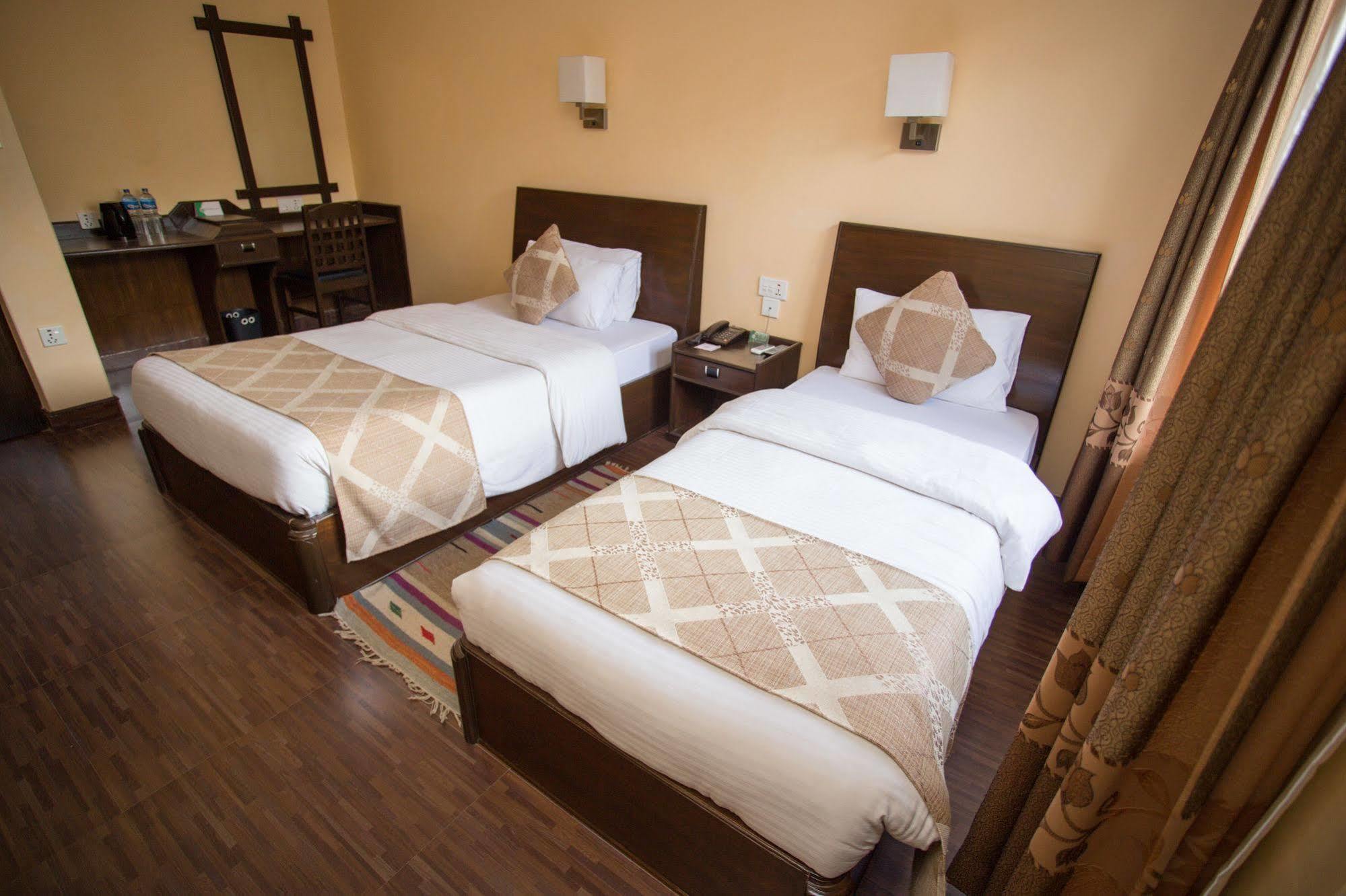 Hotel Peninsula Pokhara Exteriör bild